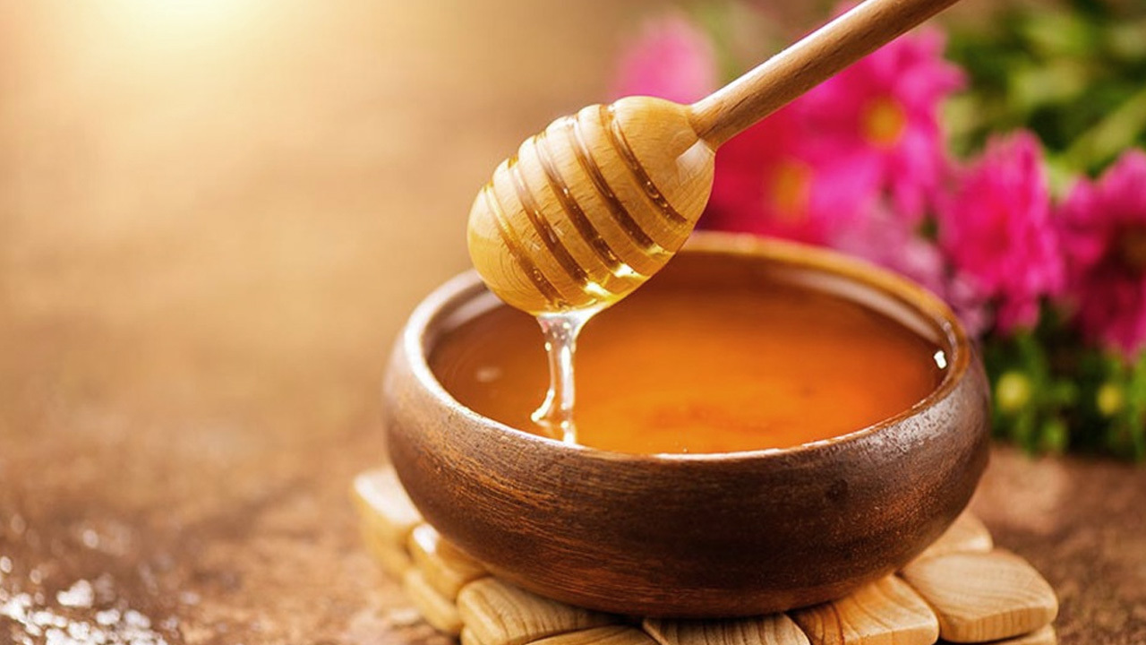 Miel natural: qué es, propiedades, beneficios y usos en la cocina
